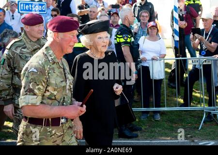 Ede, Niederlande. 21 Sep, 2019. Prinzessin Beatrix der Niederlande und Charles, der Prinz von Wales an der Ginkelse Heide in der Nähe von Ede, am 21. September 2019, zu den Gedenkfeiern in den Niederlanden markiert den 75. Jahrestag der Schlacht von Arnheim, Operation Market GardenCredit: Albert Nieboer/Niederlande/Point de Vue |/dpa/Alamy Leben Nachrichten teilnehmen Stockfoto