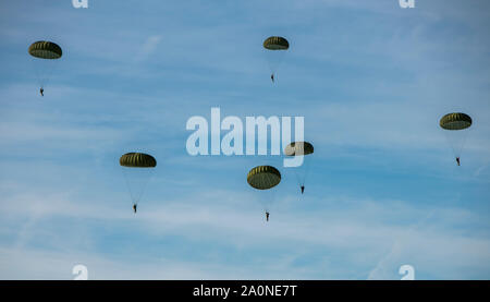 Ede, Niederlande, 20-Sept-2019: Das airborne Gedenkfeiern auf Ginkel Heide mit para Tropfen mit Hunderten von Fallschirmspringern aus Herkules und Dakota remebring die 75 Jahr der Operation Market Garden gesunken Stockfoto