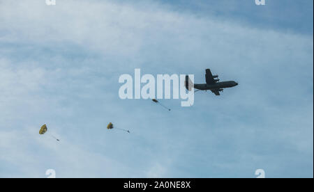 Ede, Niederlande, 20-Sept-2019: Das airborne Gedenkfeiern auf Ginkel Heide mit para Tropfen mit Hunderten von Fallschirmspringern aus Herkules und Dakota remebring die 75 Jahr der Operation Market Garden gesunken Stockfoto