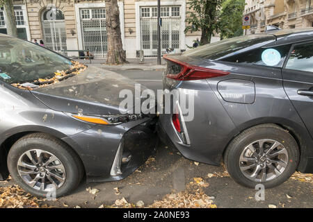 Paris, Frankreich, Sept 01, 2019: Eng geparkt, verlassenen Autolib Autos in einer Straße von Paris, Frankreich. Autolib' war eine elektrische Car Sharing Service, Stockfoto