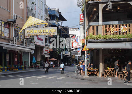 Juli 18, 2019 - Ho Chi Minh City in Vietnam: Motorräder in die Straßen von Ho Chi Minh Stadt, ehemals Saigon, Vietnam. Der Verkehr in die größte Stadt des Vi. Stockfoto