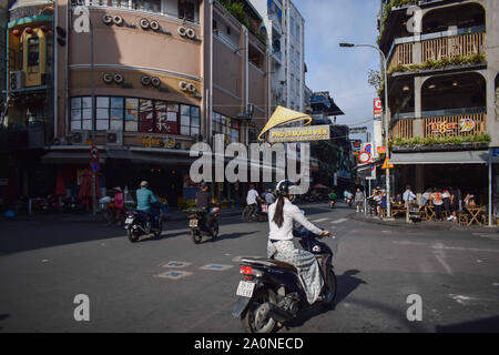 Juli 18, 2019 - HO CHI MINH, VIETNAM: geschäftigen Straßen von Ho Chi Minh Stadt, ehemals bekannt als Saigon. Motorrad ist ein Verkehrsmittel in Vietnam. Stockfoto