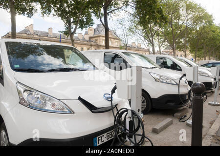 Paris, Frankreich, Sept 01, 2019: Ein weißer Nissan e-NV200 electric Vans an eine Ladestation in Paris, Frankreich Stockfoto