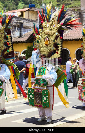 BANOS, ECUADOR - 2. MÄRZ 2014: Nicht identifizierte Person in traditioneller Tracht und Tanz Musik auf dem Karnevalsumzug in Baños, Ecuador Stockfoto