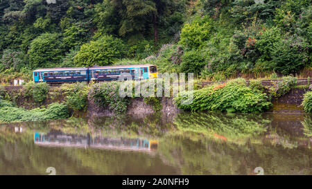 Cardiff, Wales, UK - 19. Juli 2019: A2 - auto Pacer Personenzug verläuft an den grünen Ufern des Flusses Taff in Radyr in einem Vorort von Cardiff. Stockfoto