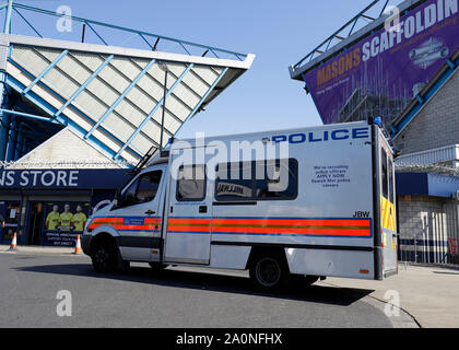 London, Großbritannien. 21. September 2019. Englische Meisterschaft Fußball, Millwall Football Club versus Queens Park Rangers; Polizei van patroling außerhalb der Höhle Stadion - streng nur für den redaktionellen Gebrauch bestimmt. Keine Verwendung mit nicht autorisierten Audio-, Video-, Daten-, Spielpläne, Verein/liga Logos oder "live" Dienstleistungen. On-line-in-Match mit 120 Bildern beschränkt, kein Video-Emulation. Keine Verwendung in Wetten, Spiele oder einzelne Verein/Liga/player Publikationen Quelle: Aktion Plus Sport Bilder/Alamy Live News Credit: Aktion Plus Sport Bilder/Alamy Live News Credit: Aktion Plus Sport Bilder/Alamy Live News Credit: Aktion Plus Sport Bilder/A Stockfoto