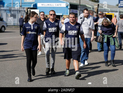 London, Großbritannien. 21. September 2019. Englische Meisterschaft Fußball, Millwall Football Club versus Queens Park Rangers; Millwall Fans an der Höhle Stadion Anreise vor Kick off - Streng redaktionelle Verwendung. Keine Verwendung mit nicht autorisierten Audio-, Video-, Daten-, Spielpläne, Verein/liga Logos oder "live" Dienstleistungen. On-line-in-Match mit 120 Bildern beschränkt, kein Video-Emulation. Keine Verwendung in Wetten, Spiele oder einzelne Verein/Liga/player Publikationen Quelle: Aktion Plus Sport Bilder/Alamy Live News Credit: Aktion Plus Sport Bilder/Alamy Live News Credit: Aktion Plus Sport Bilder/Alamy Live News Credit: Aktion Plus Sp Stockfoto