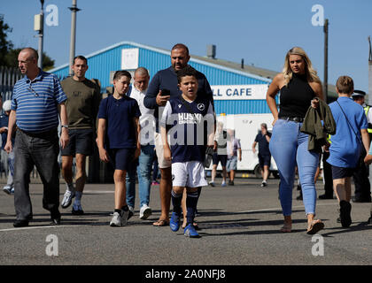 London, Großbritannien. 21. September 2019. Englische Meisterschaft Fußball, Millwall Football Club versus Queens Park Rangers; Millwall Fans an der Höhle Stadion Anreise vor Kick off - Streng redaktionelle Verwendung. Keine Verwendung mit nicht autorisierten Audio-, Video-, Daten-, Spielpläne, Verein/liga Logos oder "live" Dienstleistungen. On-line-in-Match mit 120 Bildern beschränkt, kein Video-Emulation. Keine Verwendung in Wetten, Spiele oder einzelne Verein/Liga/player Publikationen Quelle: Aktion Plus Sport Bilder/Alamy Live News Credit: Aktion Plus Sport Bilder/Alamy Live News Credit: Aktion Plus Sport Bilder/Alamy Live News Credit: Aktion Plus Sp Stockfoto