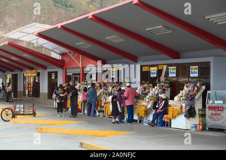 BANOS, ECUADOR - 7. MÄRZ 2014: Nicht identifizierte Personen am Busbahnhof am 7. März 2014 in Banos, Ecuador. Stockfoto