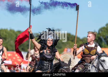 Gladiator horse Stunt Show vom Equestrienne Stunt Shows, mit rauch Bombe Erstellen von farbigen Rauch Stockfoto