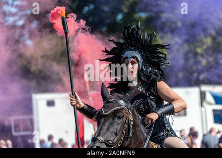 Gladiator horse Stunt Show vom Equestrienne Stunt Shows, mit rauch Bombe Erstellen von farbigen Rauch Stockfoto