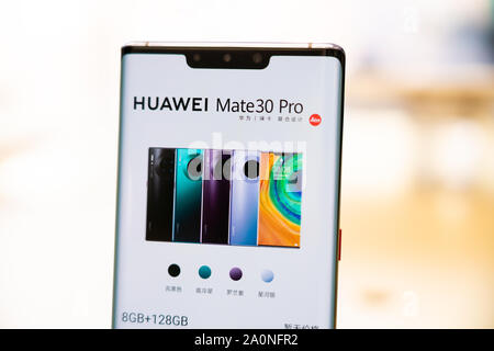 Nahaufnahme der Touchscreen von Huawei Mate 30 Pro auf einen Huawei Store auf der East Nanjing Road in Shanghai. Huawei vorgestellt sein Flaggschiff Mate Serie 30 in München, Deutschland, am 19. September 2019. Stockfoto