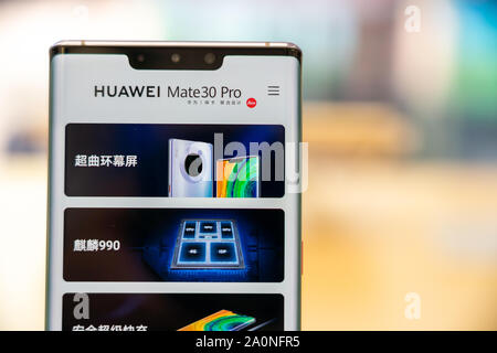 Nahaufnahme der Touchscreen von Huawei Mate 30 Pro auf einen Huawei Store auf der East Nanjing Road in Shanghai. Huawei vorgestellt sein Flaggschiff Mate Serie 30 in München, Deutschland, am 19. September 2019. Stockfoto