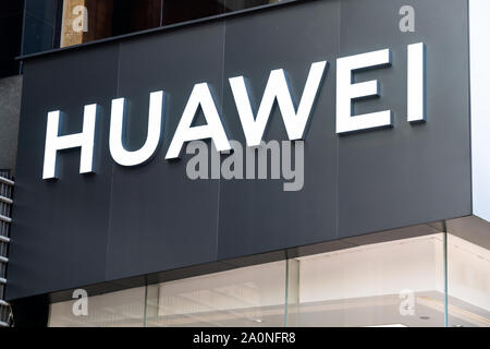 Chinesische multinationale Technologieunternehmen Huawei Logo in Shanghai gesehen. Huawei sein Flaggschiff Mate Serie 30 in München, Deutschland, vorgestellt am 19. September 2019. Stockfoto