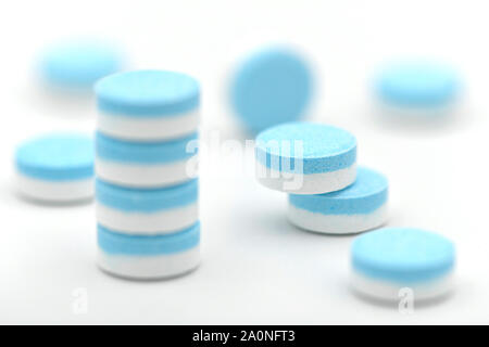 Runde plain komprimieren Tabletten mit blauen und weißen Schicht auf weißem Hintergrund. Blau und Weiß paracetamol tabets. Stockfoto