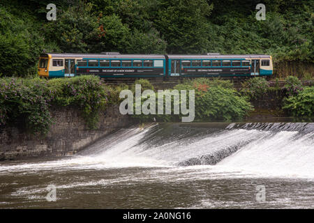 Cardiff, Wales, UK - 19. Juli 2019: A2 - auto Pacer Personenzug verläuft an den grünen Ufern des Flusses Taff in Radyr Wehr in den Vororten von Cardiff Stockfoto