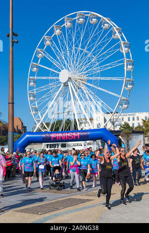 Bournemouth, Dorset UK. 21. September 2019. Unterstützer nehmen an der Alzheimer Gesellschaft Speicher Spaziergang in Bournemouth an einem heißen sonnigen Tag, die Kapital für lebenswichtige Demenzforschung, Kampagnen und Support Services. Sie können auf, für wen Sie sind zu Fuß durch Hinterlassen einer Nachricht auf dem Memory Baum und zuzusehen, wie sie Blühen den ganzen Tag tragen. Credit: Carolyn Jenkins/Alamy leben Nachrichten Stockfoto