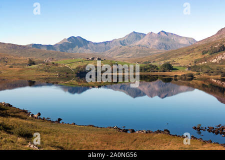 Llynnau Mymbyr sind zwei Seen in Dyffryn Mymbyr Tal in Snowdonia gelegen und hier mit Mount Snowdon im Hintergrund zu sehen. Stockfoto