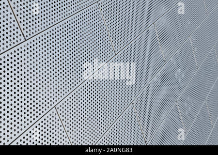 Blick diagonal aus Metall dot pattern Platten an der Decke Hintergrund. Stockfoto
