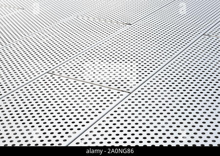 Metall Gitter mit Viele runde Löcher in der Decke Hintergrund Lochblech. Punktmuster auf der Oberfläche, Blick diagonal Stockfoto