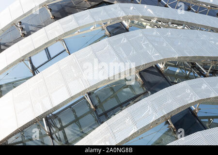 Blick diagonal von hohen, modernen Gebäude mit Metall Lochblech mit runden Löchern und Windows. Ecke der modernen Gebäude. Stockfoto