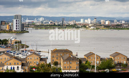 Das stadtbild von Cardiff ist hinter der Bucht von Cardiff unter Penarth gelegt. Stockfoto