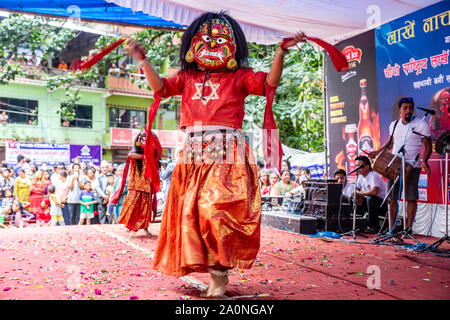 Kathmandu, Nepal - Sep 6,2019: Lakhey Tanz, Lakhey ist ein Dämon in der Nepalesischen Folklore, mit einem grimmigen Gesicht, Tanzen auf der Bühne ihre tradi durchführen Stockfoto