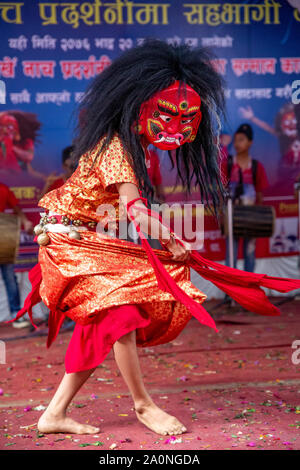 Kathmandu, Nepal - Sep 6,2019: Lakhey Tanz, Lakhey ist ein Dämon in der Nepalesischen Folklore, mit einem grimmigen Gesicht, Tanzen auf der Bühne ihre tradi durchführen Stockfoto