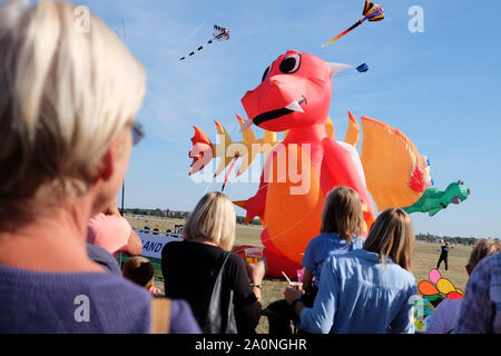 Berlin, Berlin, Deutschland. 21 Sep, 2019. Besucher genießen die großen aufblasbaren Figuren beim siebten Festival des riesigen Drachen auf der ehemaligen Landebahn des Flughafens Tempelhof Kredite: Jan Scheunert/ZUMA Draht/Alamy leben Nachrichten Stockfoto