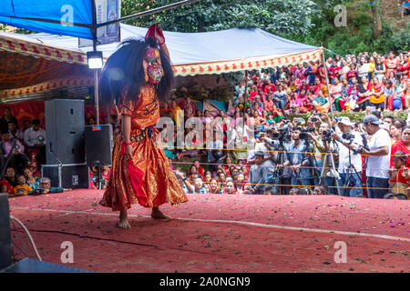 Kathmandu, Nepal - Sep 6,2019: Lakhey Tanz, Lakhey ist ein Dämon in der Nepalesischen Folklore, mit einem grimmigen Gesicht, Tanzen auf der Bühne ihre tradi durchführen Stockfoto