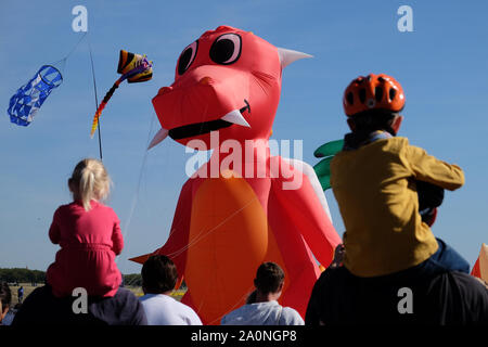 Berlin, Berlin, Deutschland. 21 Sep, 2019. Kinder genießen den großen aufblasbaren Figuren beim siebten Festival des riesigen Drachen auf der ehemaligen Landebahn des Flughafens Tempelhof Kredite: Jan Scheunert/ZUMA Draht/Alamy leben Nachrichten Stockfoto