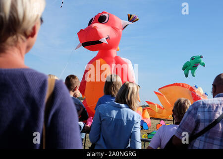 Berlin, Berlin, Deutschland. 21 Sep, 2019. Besucher genießen die großen aufblasbaren Figuren beim siebten Festival des riesigen Drachen auf der ehemaligen Landebahn des Flughafens Tempelhof Kredite: Jan Scheunert/ZUMA Draht/Alamy leben Nachrichten Stockfoto