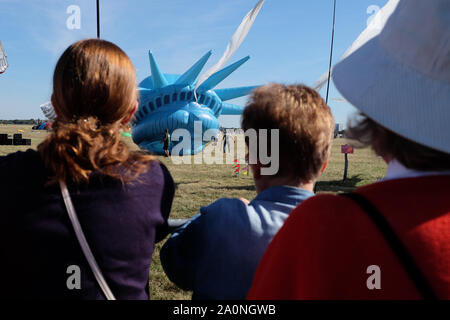 Berlin, Berlin, Deutschland. 21 Sep, 2019. Besucher genießen die großen aufblasbaren Figuren beim siebten Festival des riesigen Drachen auf der ehemaligen Landebahn des Flughafens Tempelhof Kredite: Jan Scheunert/ZUMA Draht/Alamy leben Nachrichten Stockfoto