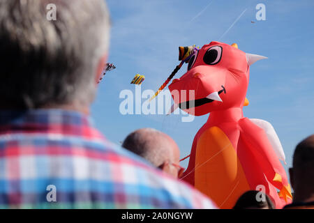 Berlin, Berlin, Deutschland. 21 Sep, 2019. Besucher genießen die großen aufblasbaren Figuren beim siebten Festival des riesigen Drachen auf der ehemaligen Landebahn des Flughafens Tempelhof Kredite: Jan Scheunert/ZUMA Draht/Alamy leben Nachrichten Stockfoto