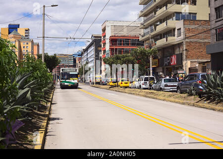 QUITO, ECUADOR - August 4, 2014: TROLE C1 der Obus Der bus rapid transit system auf 10 de Agosto Avenue am 4. August 2014 in Quito, Ecuador Stockfoto