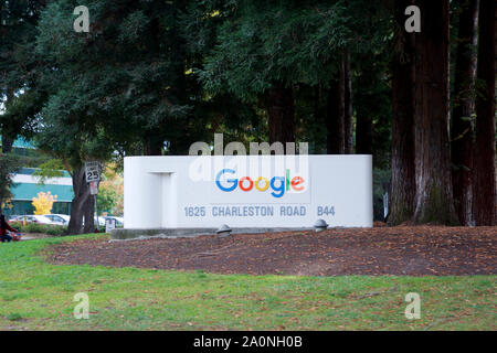 MOUNTAIN VIEW, Kalifornien, Vereinigte Staaten - 26.November.2018: Google Hinweisschild auf dem Google Campus neben der Strasse Stockfoto