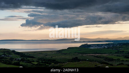 Sonne über den Bergen der Halbinsel Lleyn und Criccieth Stadt an der irischen Küste von North Wales, als von moel-y-gesehen-Gest Hill. Stockfoto