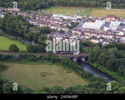 Cardiff, Wales, UK - Juli 20, 2019: Ein Transport für Wales Pacer Zug überquert den Fluss Taff bei Taff gut auf das Tal Linien Bahn nördlich von Cardigan Stockfoto