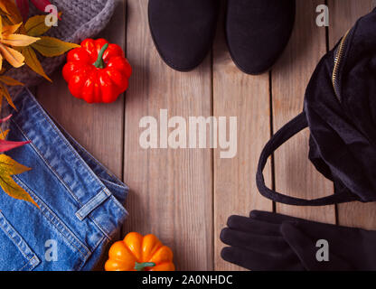 Herbst weiblichen Outfit. Kleidung, Schuhe und Zubehör auf dem Holztisch. Ansicht von oben. Kopieren Sie Platz. Stockfoto