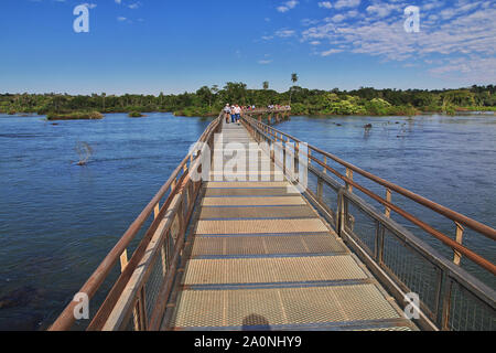 Iguazu/Argentinien - 05. Mai 2016: die Iguazu Wasserfälle in Argentinien und Brasilien Stockfoto