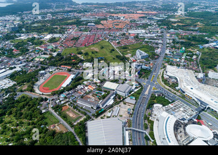 Drohnen Luftbild von Oben nach Unten der Kreuzung von oben Bild für den Transport Hintergrund, Autoverkehr vieler Autos in Phuket City. Stockfoto