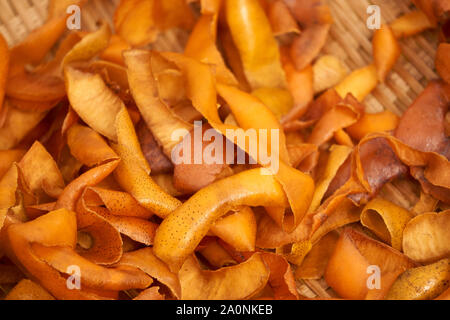 Persimone persimone Chips (getrocknete Häute - Diospyros kaki) Trocknen im Freien in einem geflochtenen Korb an einem Herbsttag in Vinstra, Japan. Stockfoto