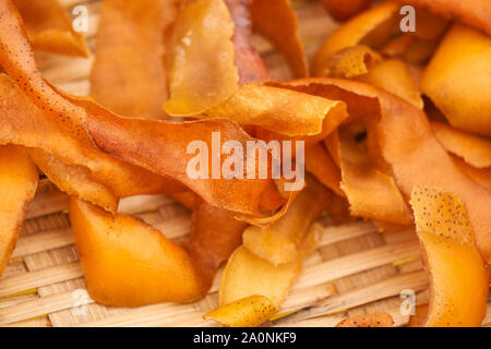 Persimone persimone Chips (getrocknete Häute - Diospyros kaki) Trocknen im Freien in einem geflochtenen Korb an einem Herbsttag in Vinstra, Japan. Stockfoto