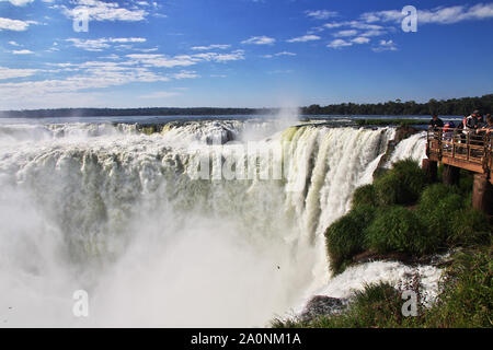 Iguazu/Argentinien - 05. Mai 2016: die Iguazu Wasserfälle in Argentinien und Brasilien Stockfoto