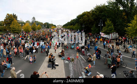 Panorama: Summer 2006: Grossdemonstration gegen Klimawandel für die Zukunft'' Freitag, 20. September 2019, Berlin (nur fuer redaktionelle Verwendung. Kein Stockfoto