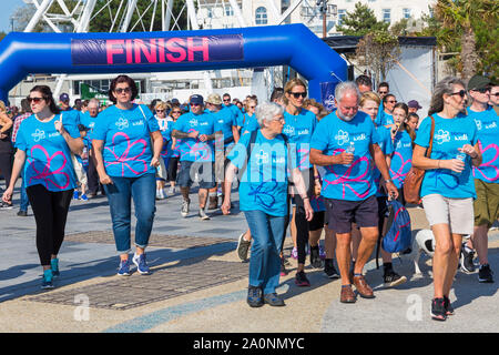 Bournemouth, Dorset UK. 21. September 2019. Unterstützer nehmen an der Alzheimer Gesellschaft Speicher Spaziergang in Bournemouth an einem heißen sonnigen Tag, die Kapital für lebenswichtige Demenzforschung, Kampagnen und Support Services. Sie können auf, für wen Sie sind zu Fuß durch Hinterlassen einer Nachricht auf dem Memory Baum und zuzusehen, wie sie Blühen den ganzen Tag tragen. Credit: Carolyn Jenkins/Alamy leben Nachrichten Stockfoto