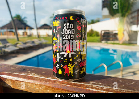 Ilha de Itamaraca, Brasilien - ca. August 2019: PITU kann mit Sao Joao Design (Juni Festlichkeiten) und Swimmingpool im Hintergrund - Pitu ist ein Alco Stockfoto