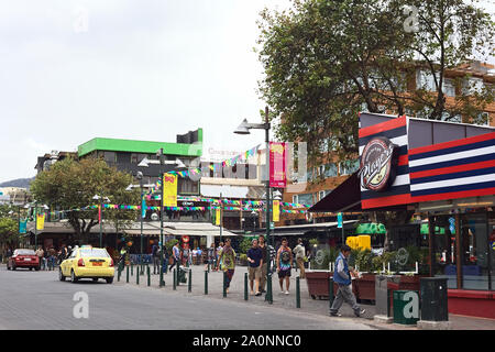 QUITO, ECUADOR - August 6, 2014: Unbekannter Menschen auf der Plaza Foch (Foch), die das Zentrum der touristischen Viertel von La Mariscal in Quito Stockfoto