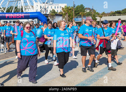 Bournemouth, Dorset UK. 21. September 2019. Unterstützer nehmen an der Alzheimer Gesellschaft Speicher Spaziergang in Bournemouth an einem heißen sonnigen Tag, die Kapital für lebenswichtige Demenzforschung, Kampagnen und Support Services. Sie können auf, für wen Sie sind zu Fuß durch Hinterlassen einer Nachricht auf dem Memory Baum und zuzusehen, wie sie Blühen den ganzen Tag tragen. Credit: Carolyn Jenkins/Alamy leben Nachrichten Stockfoto