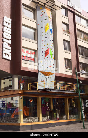 QUITO, ECUADOR - August 6, 2014: Bau der Explorer outdoor Shop an der Plaza Foch im Touristenviertel La Mariscal in Quito, Ecuador Stockfoto